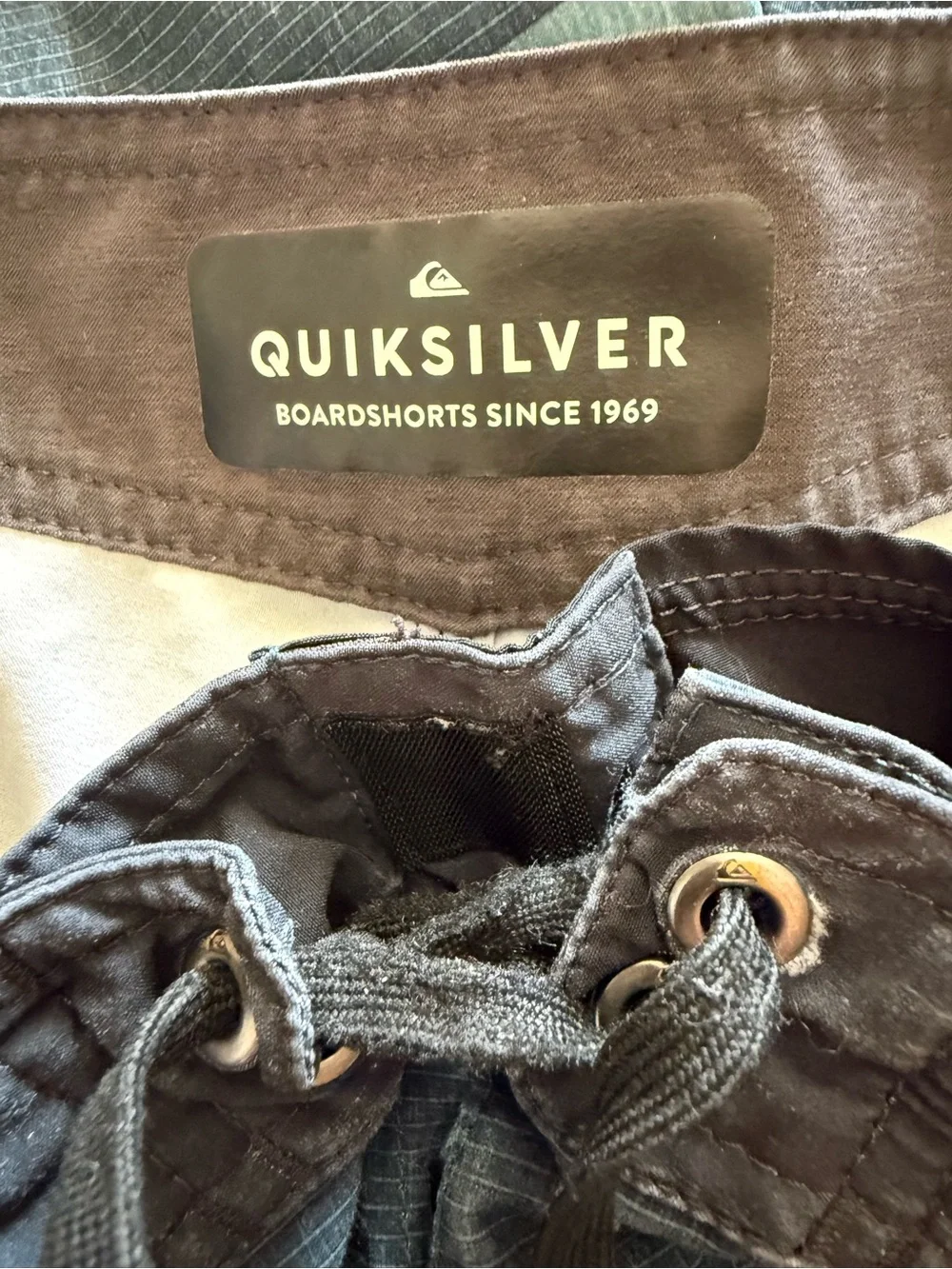 Quiksilver Men’s Dark Blue and Light Blue Striped Board Shorts Size 33